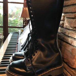 DOC MARTENS W SIZE 8 KNEE HIGH BOOT